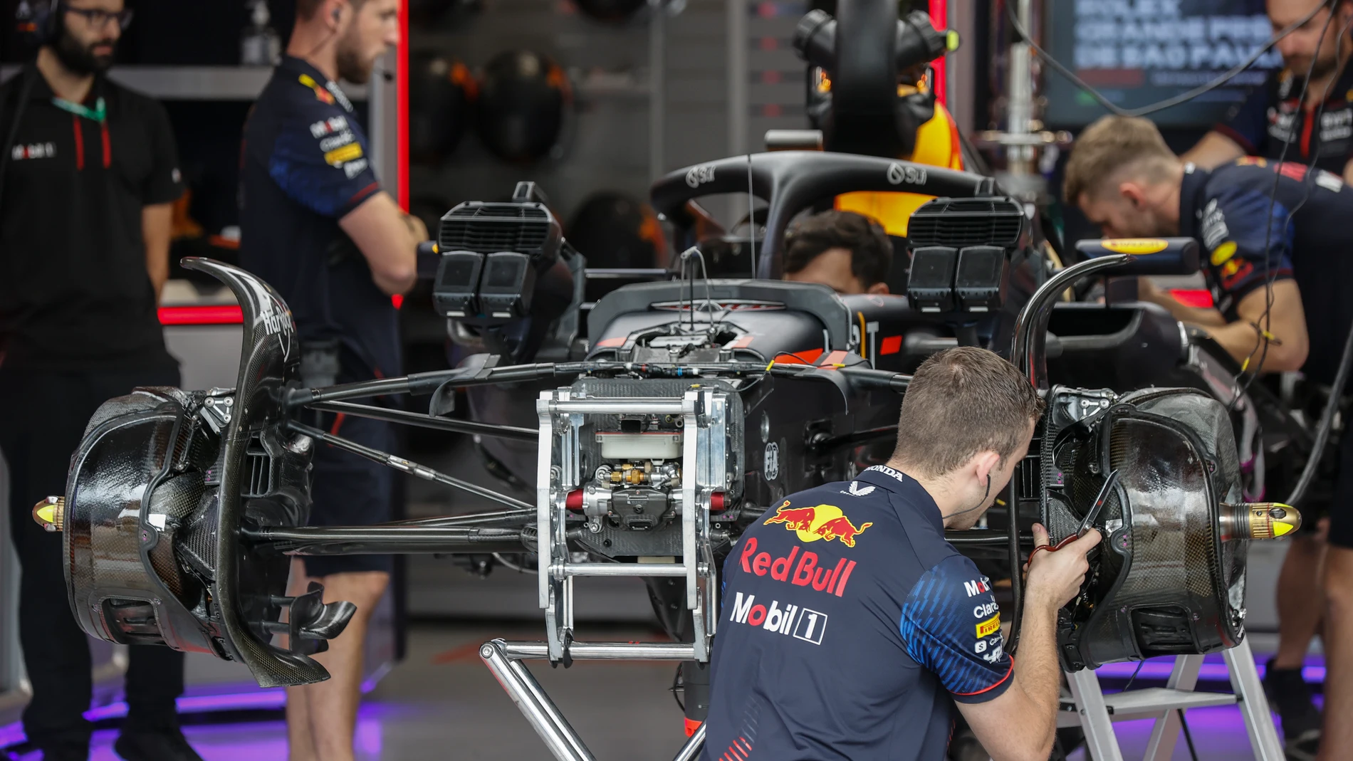 Mecánicos de Red Bull trabajan en el "paddock" de Interlagos
