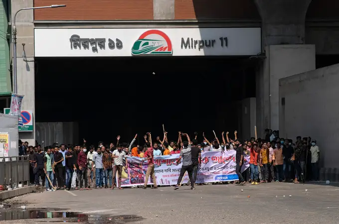 Los trabajadores de la confección de Bangladesh, en huelga para exigir salarios justos a las marcas de moda