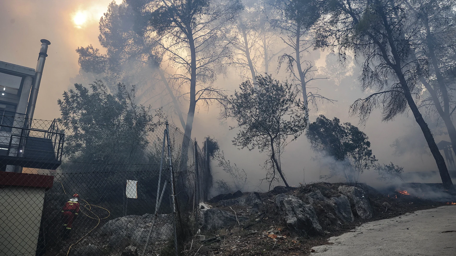 AMP.- El incendio de Montitxelvo (Valencia) sigue activo y quema ya 2.580 hectáreas en un perímetro de 38 kilómetros