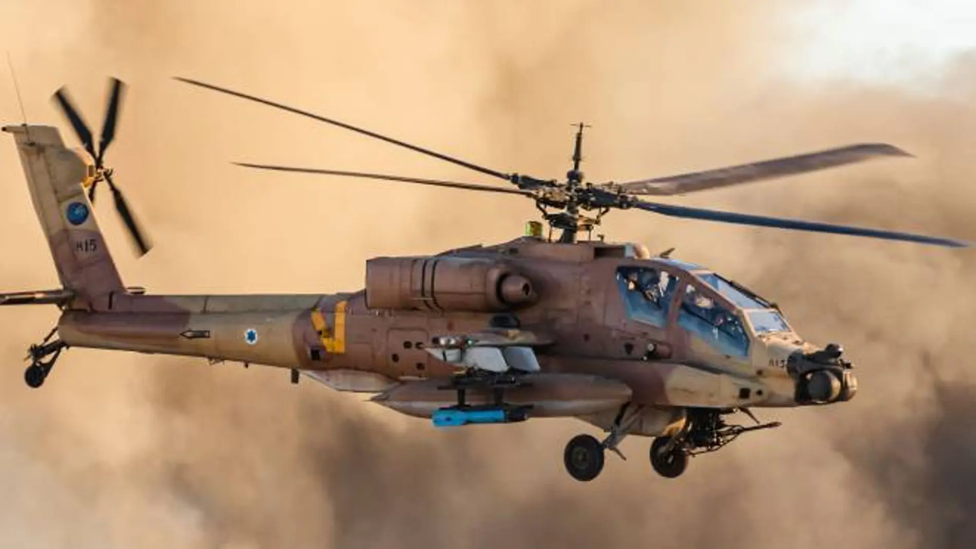 Helicóptero de ataque Apache AH-64A con "barriga" entre las ruedas del tren de aterrizaje. 