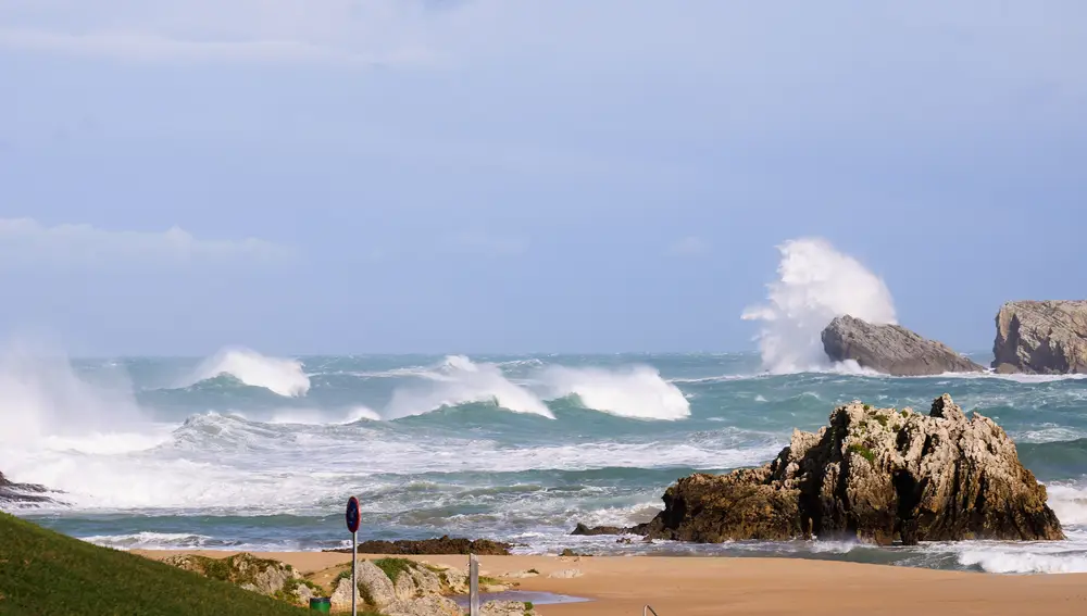Las olas superan los 14 metros en Cantabria, en aviso rojo por costeros este viernes