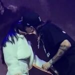 Nicki Nicole y Peso Pluma confirman su relación con un beso