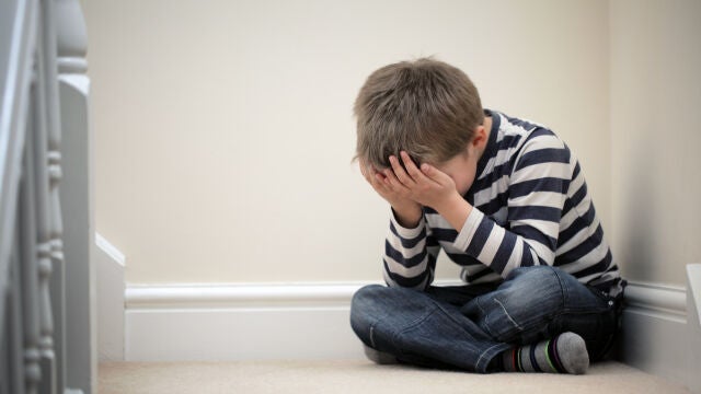 Niño pequeño con rabieta.
