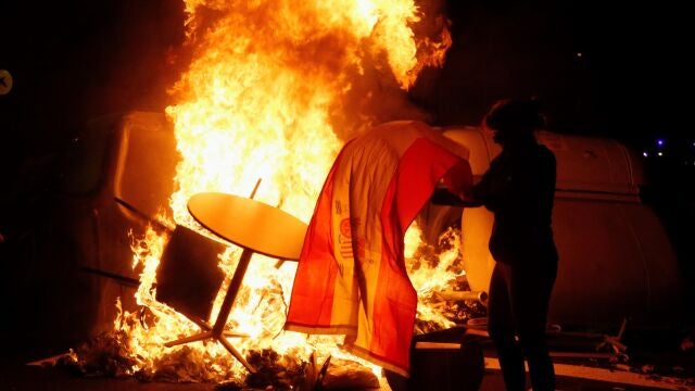 Quema de una bandera española durante una protesta de los CDR 