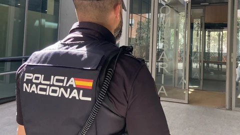 Un agente de la Policía Nacional
