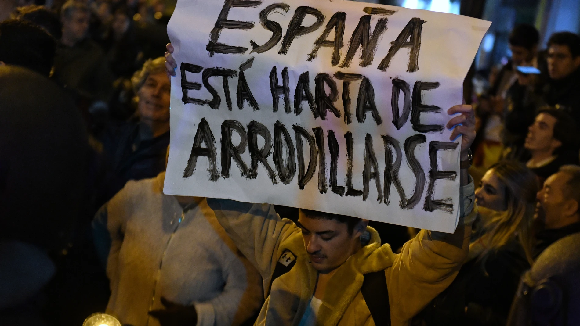 Decenas de personas protestan en la sede del PSOE (calle Ferraz de Madrid), a 3 de noviembre de 2023, en Madrid (España). El anuncio del acuerdo entre PSOE y ERC para la ley de amnistía, sus concesiones y el probable acuerdo con Junts han generado un descontento social que cada vez con más frecuencia se materializa en manifestaciones y concentraciones de protesta. Ahora, la convocatoria se ha producido a través de Whatsapp, en un llamamiento a participar en caceroladas ante las sedes del PSOE...