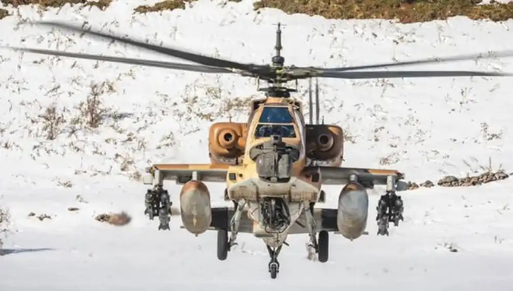 AH-64A con la cápsula tras el cañón de 30 mm.