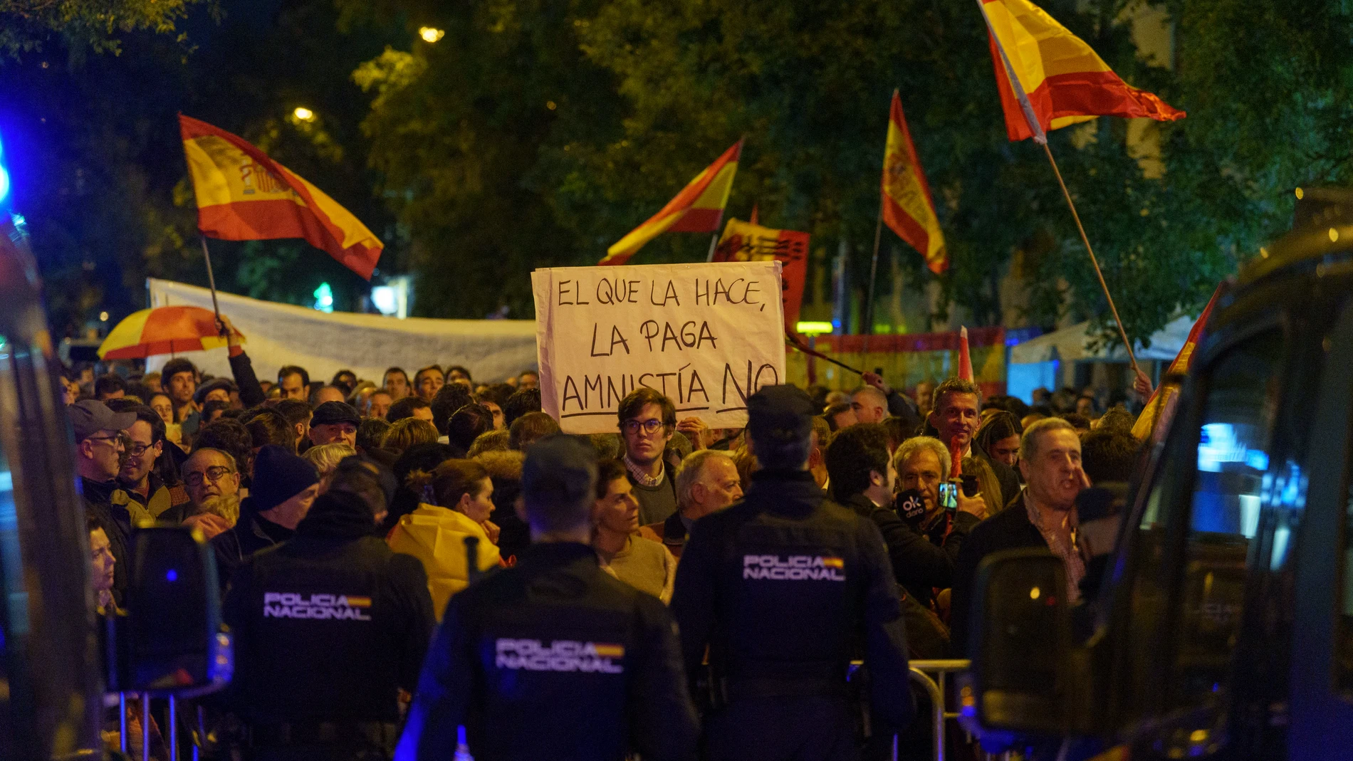 Manifestación contra la amnistía en la sede del PSOE