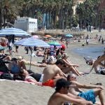 Bañistas en la playa de la Malagueta 