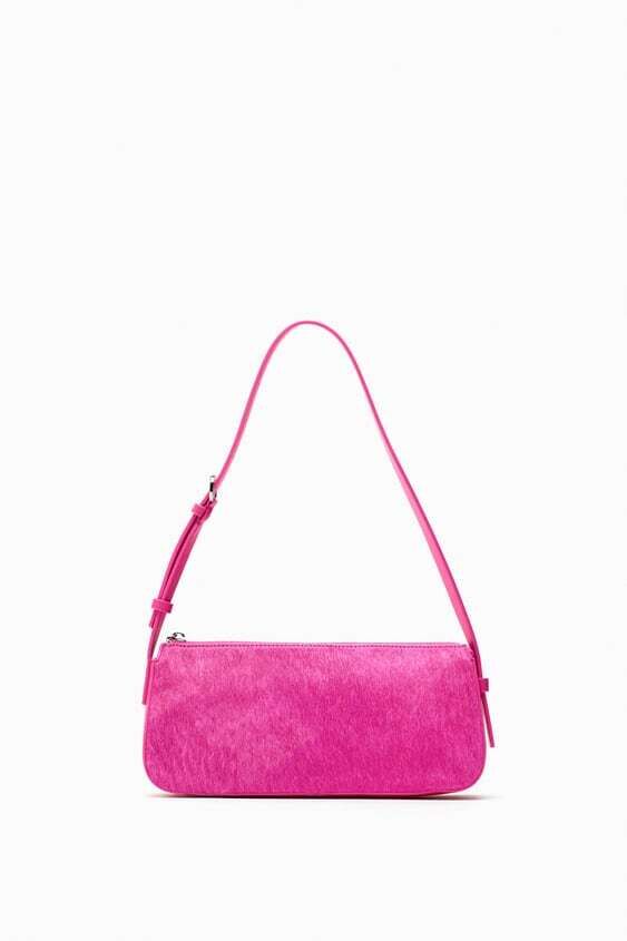 Bolso efecto pelo fucsia.