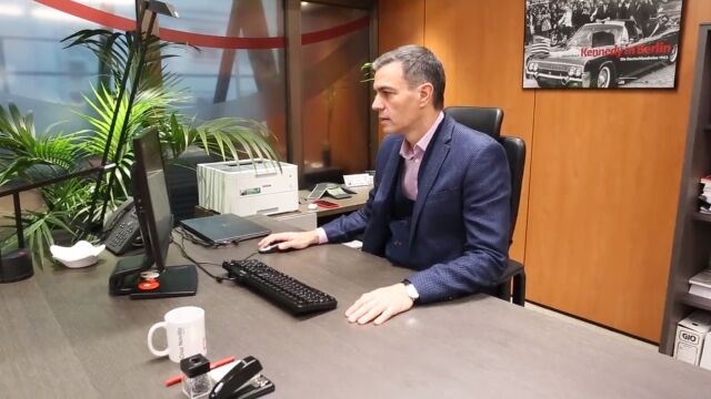 Pedro Sánchez en su despacho de Ferraz con una imagen de Kennedy tras él