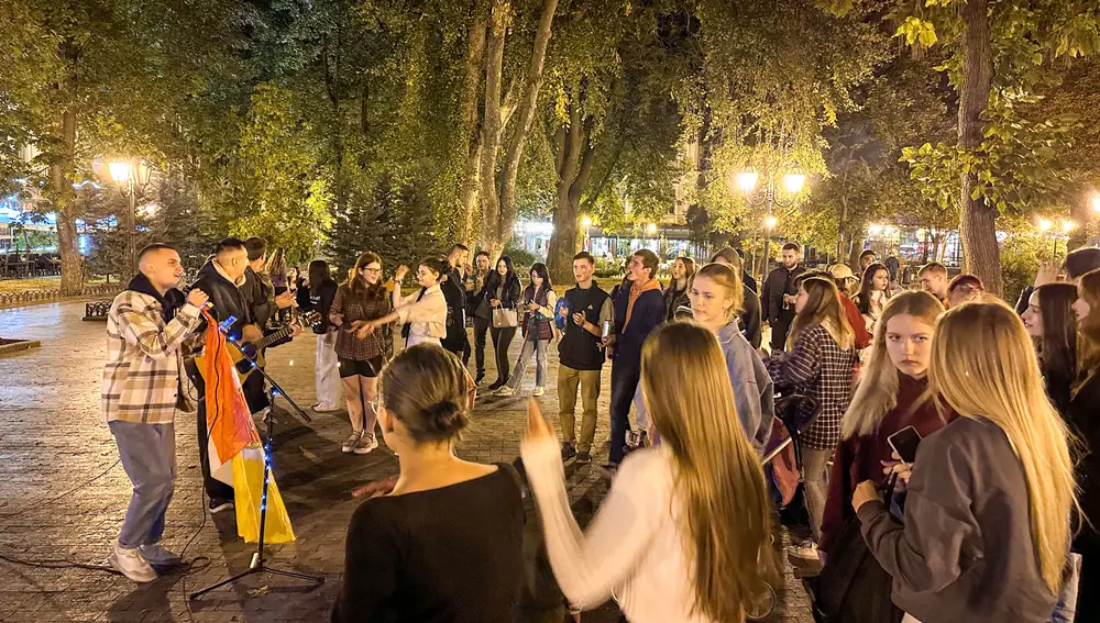Jovenes de fiesta en un parque de la ciudad ucraniana de Odesa