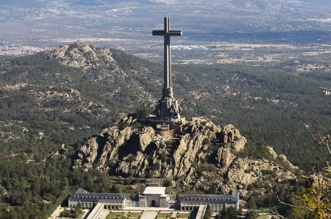 Llamamiento en defensa de la “Cruz monumental” y la comunidad benedictina del Valle de los Caídos 