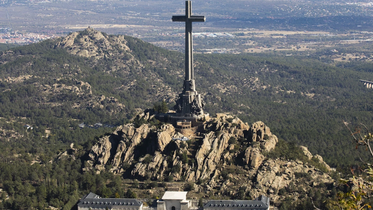 Llamamiento en defensa de la “Cruz monumental” y la comunidad benedictina del Valle de los Caídos