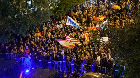 Manifestación contra la amnistía en la sede del PSOE