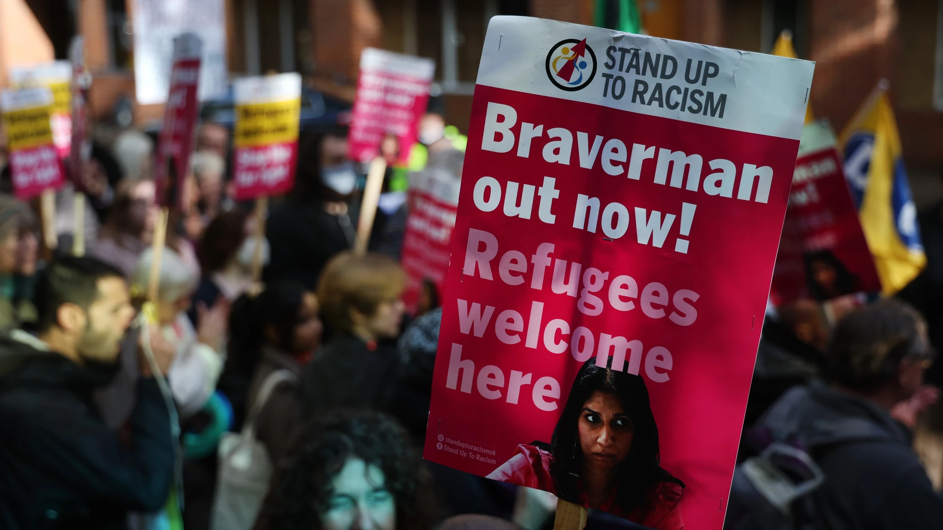 London (United Kingdom), 04/11/2023.- A protester holds a placard during the 'Stop Braverman, Stop the Hate' protest outside Home Office in London, Britain, 04 November 2023. Demonstrators protested against British Home Secretary Suella Braverman's hard refugee policies. (Protestas, Reino Unido, Londres) EFE/EPA/ANDY RAIN 