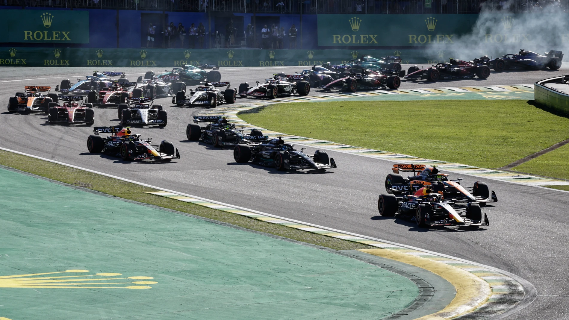AME3783. SAO PAULO (BRASIL), 04/11/2023.- El holandés Max Verstappen de Red Bull Racing (abajo) lidera la salida hoy, en el sprint previo al Gran Premio de Brasil de Fórmula 1, en el circuito de Interlagos, en Sao Paulo (Brasil). EFE/ Isaac Fontana 