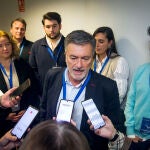 Francisco Vázquez atiende a los medios junto a Pablo Blanco, Cristina Ayala y Borja Suárez, entre otros