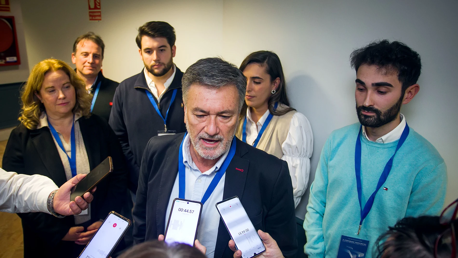 Francisco Vázquez atiende a los medios junto a Pablo Blanco, Cristina Ayala y Borja Suárez, entre otros