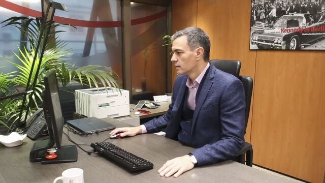 El secretario general del PSOE y presidente del Gobierno en funciones, Pedro Sánchez, durante la consulta telemática a la militancia sobre el pacto de Gobierno con Sumar y otros pactos necesarios con otros partidos como Junts y ERC para la investidura, en la sede del PSOE, en Ferraz 