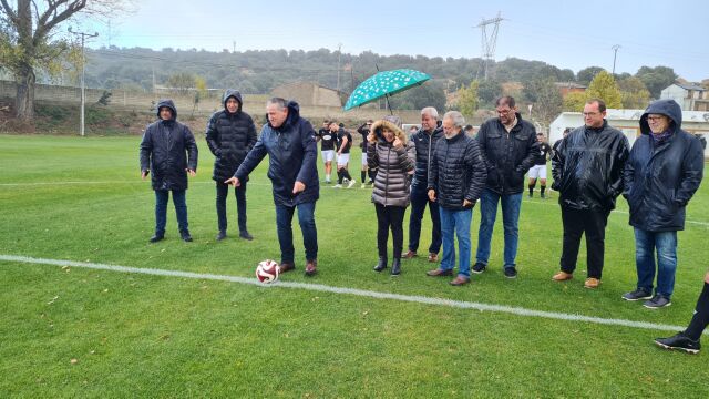 El presidente de la Diputación de Zamora, Javier Faúndez, inaugura el campo de fútbol de Camarzana de Tera