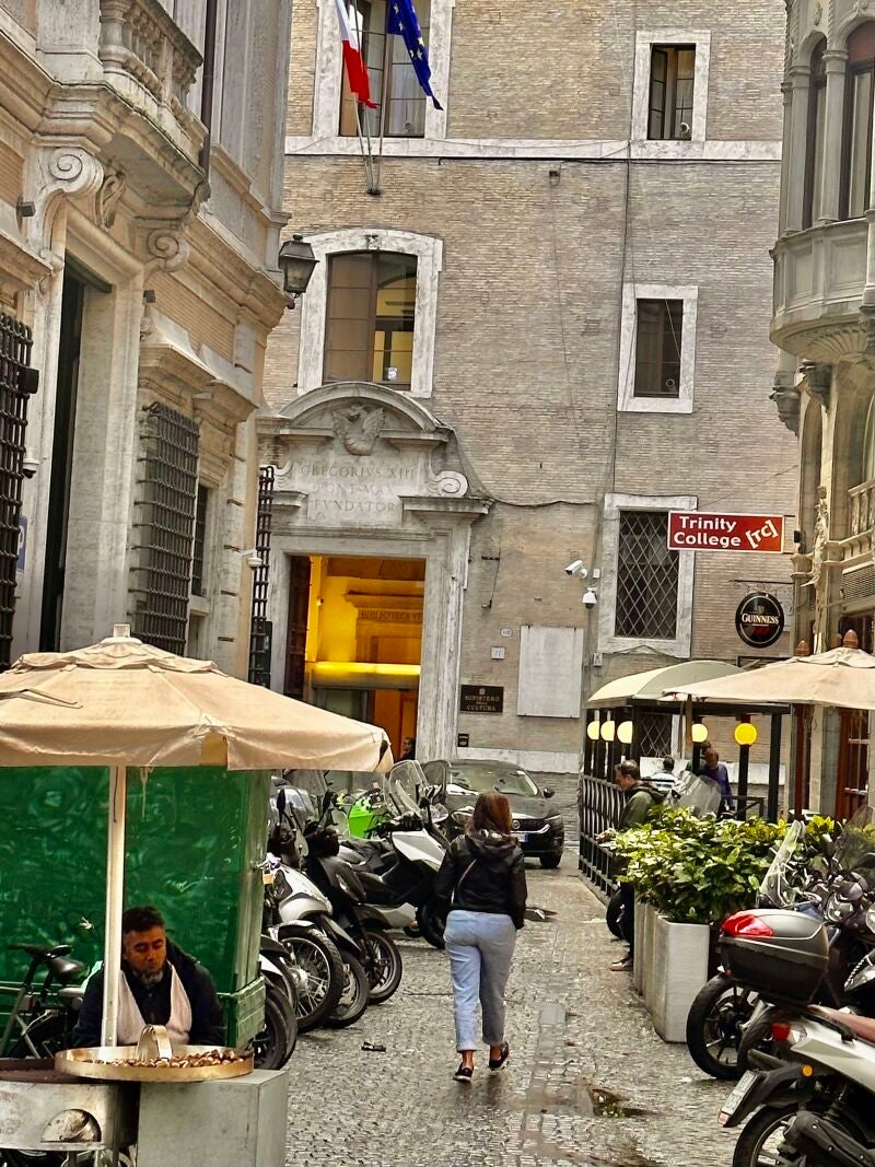 Via Alessandro Specchi y al fondo el Ministerio de Cultura en el centro de Roma