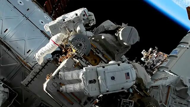  Jasmin Moghbeli y Loral O’Hara reparando el exterior de la ISS