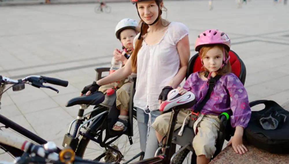 La única excepción a la prohibición de llevar a una persona de pasajero en la bicicleta es si se trata de un menor de 7 años