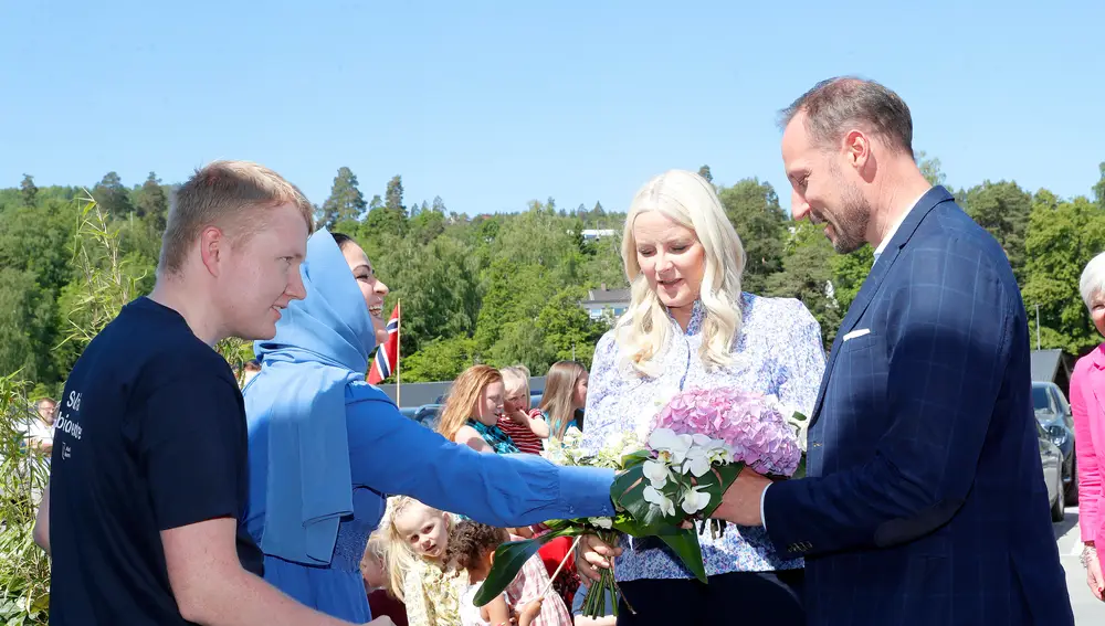El príncipe heredero Haakon y la princesa heredera Mette-Marit visitan Sisters in Business en Slemmestad