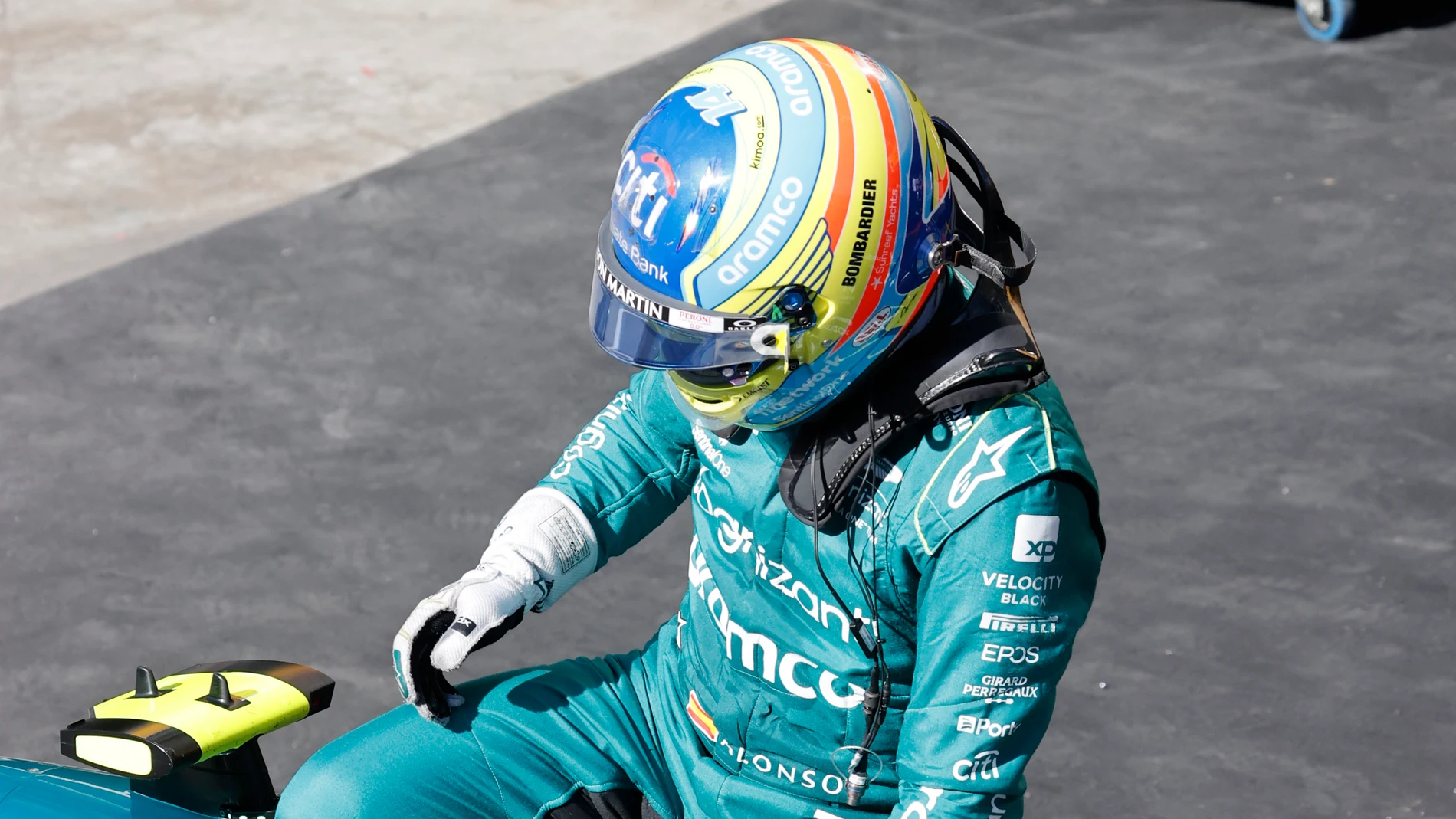 AME3783. SAO PAULO (BRASIL), 05/11/2023.- El español Fernando Alonso de Alpine baja de su monoplaza hoy, tras obtener el tercer lugar el Gran Premio de Brasil de Fórmula 1, en el circuito de Interlagos, en Sao Paulo (Brasil). EFE/ Sebastiao Moreira
