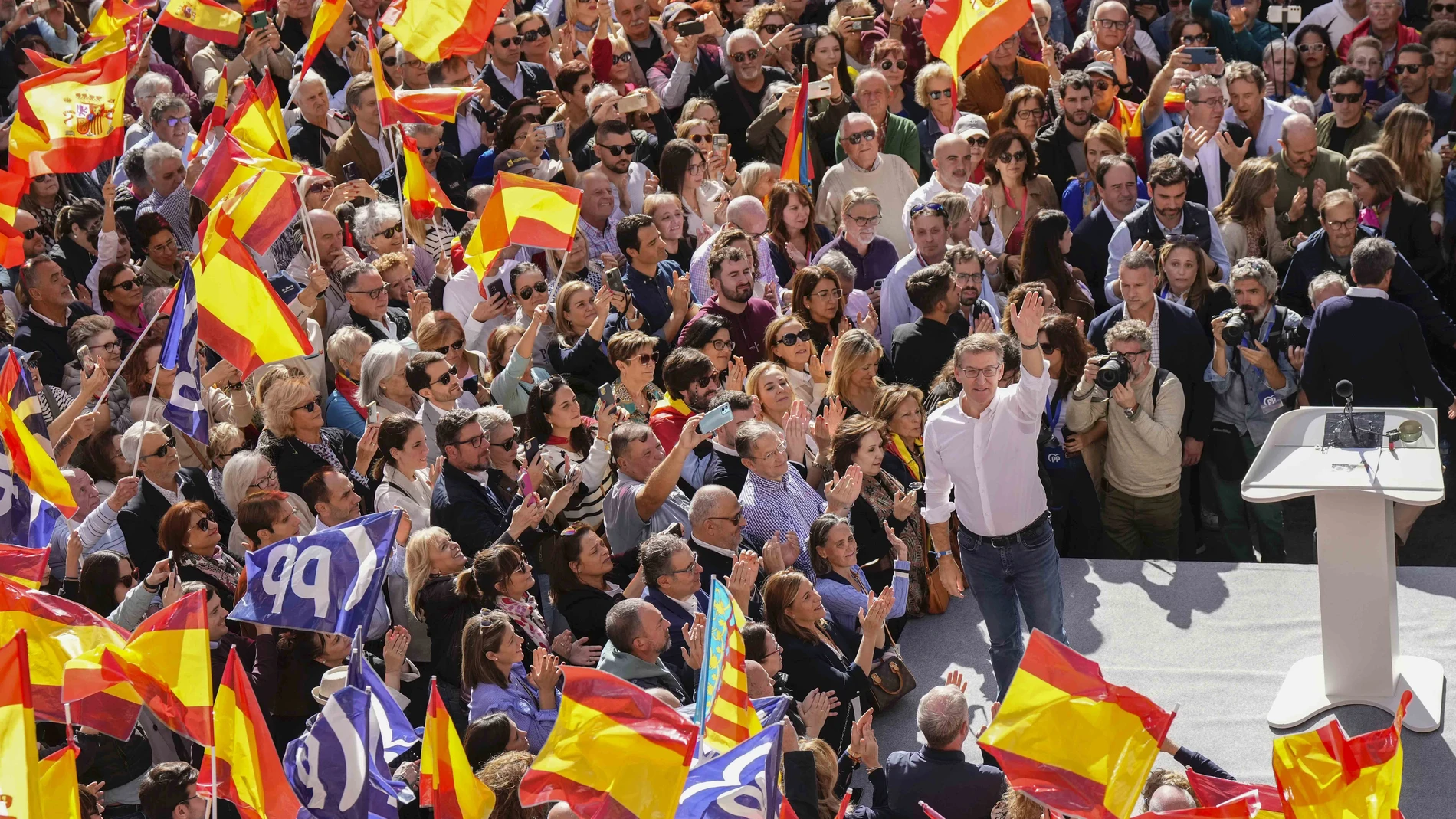 El presidente del Partido Popular, Alberto Núñez Feijóo, durante un acto del PP contra la amnistía, en la plaza de Los Fueros, a 5 de noviembre de 2023, en Valencia, Comunidad Valenciana (España).