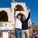 El presidente nacional del PP, Alberto Núñez Feijóo, y el presidente del PPCV, Carlos Mazón, durante el acto de hoy en Valencia