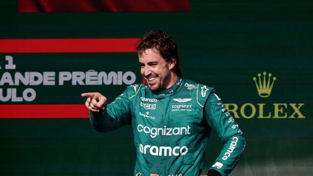 Alonso, feliz en el podio de Interlagos