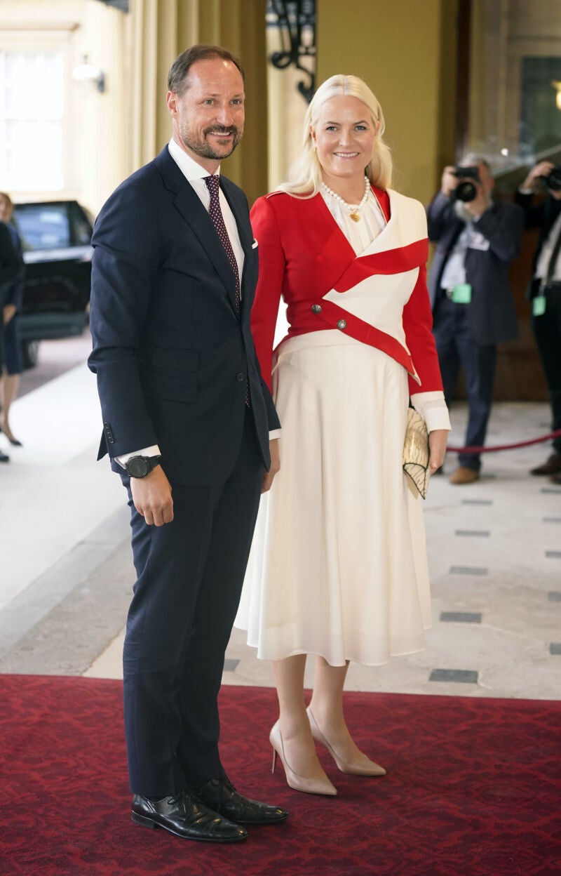 El príncipe Haakon y su esposa, la princesa Mette-Marit, durante una recepción en el Palacio de Buckingham.