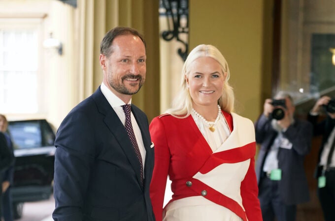 El príncipe Haakon y su esposa, la princesa Mette-Marit, durante una recepción en el Palacio de Buckingham.