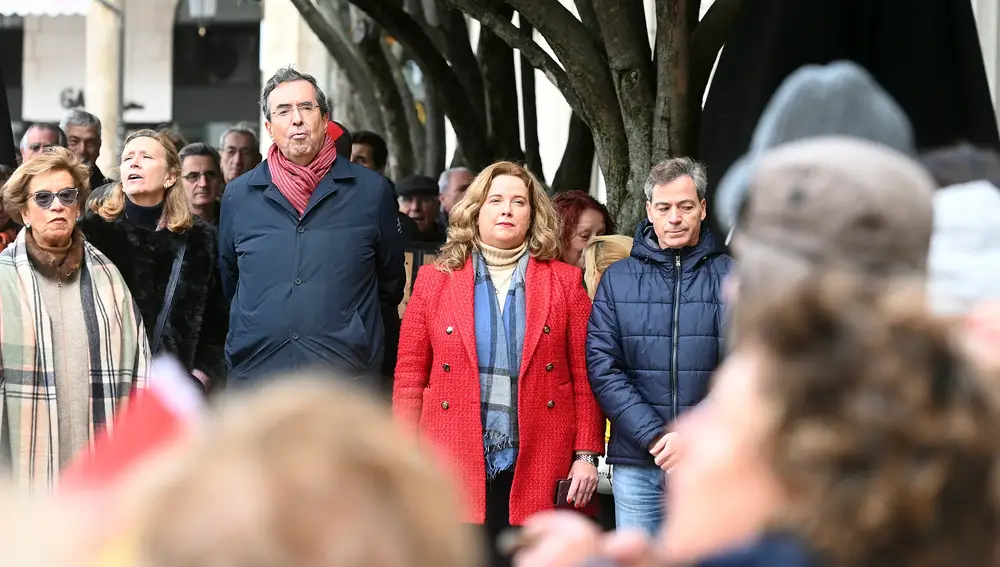 La alcladesa de Burgos, Cristina Ayala, participó en la concentración en contra de la amnistía organizada por Sociedad Civil Burgalesa. En la imagen junto a Amalio de Marichalar, entre otros