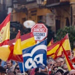 Simpatizantes del Partido Popular y opositores a la gestión del presidente del Gobierno en funciones, Pedro Sánchez, se concentran este domingo en Valencia, en un acto organizado por el PP contra la amnistía del "procés" y contra un referéndum de autodeterminación en Cataluña