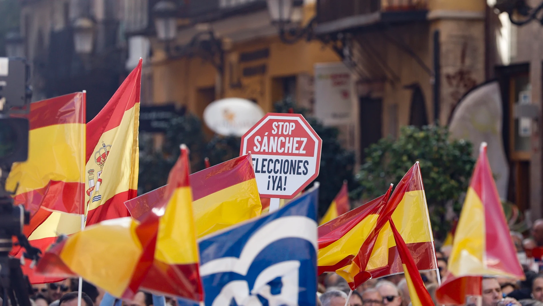 Simpatizantes del Partido Popular y opositores a la gestión del presidente del Gobierno en funciones, Pedro Sánchez, se concentran este domingo en Valencia, en un acto organizado por el PP contra la amnistía del "procés" y contra un referéndum de autodeterminación en Cataluña