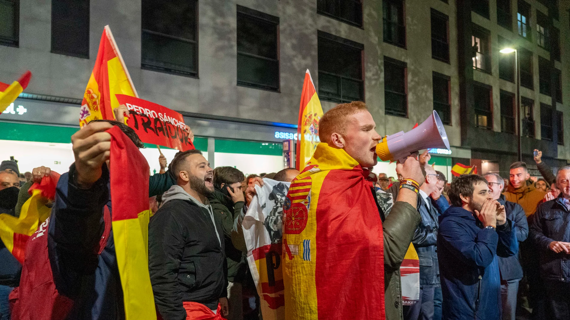 Miles de personas se concentran en sedes del PSOE contra la amnistía 