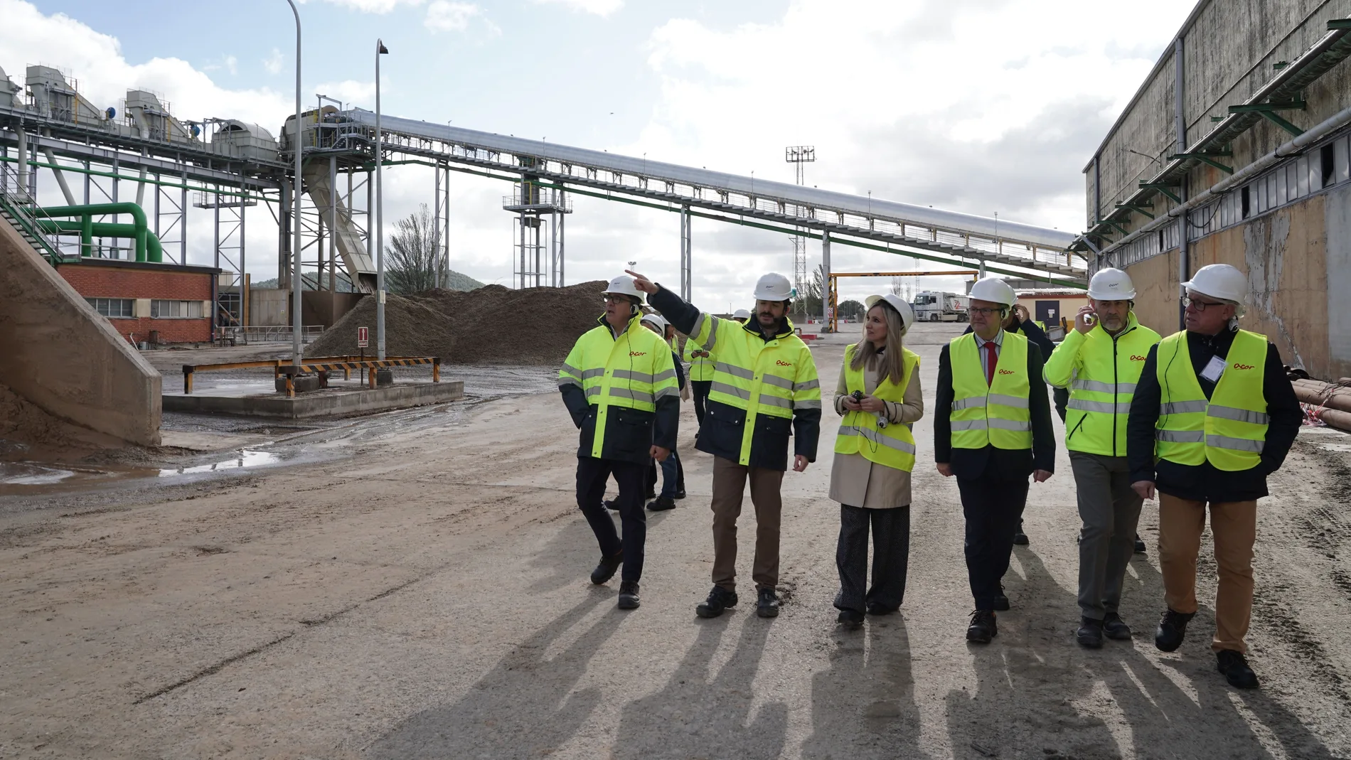 El consejero Gerardo Dueñas visita la fábrica de ACOR en Olmedo (Valladolid) junto a su director Jesús Posadas, entre otros