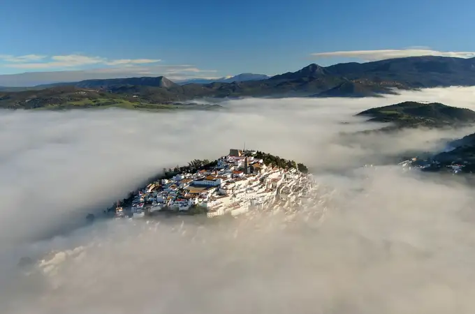 La onírica foto entre las nubes de un pueblo de Cádiz que está dando la vuelta al mundo