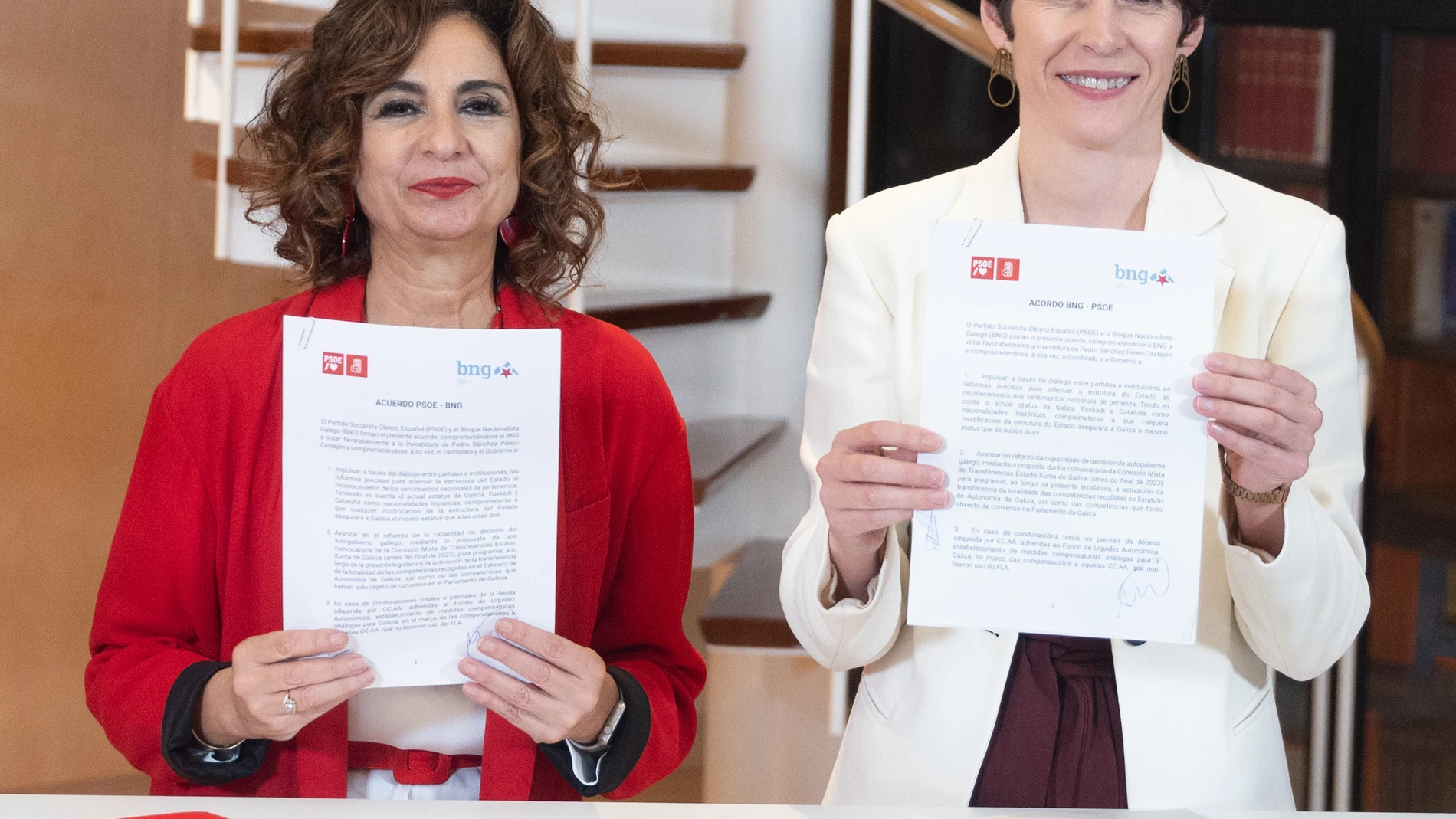 Pontón y Montero muestran el documento del acuerdo el día de la firma. 