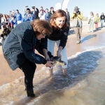 La alcaldesa Catalá y la bióloga Sylvia Earle sueltan la tortuga 770 recuperada por L'Oceanogràfic