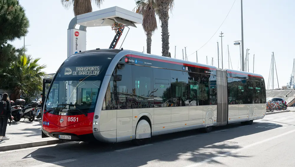 Autobús eléctrico en Barcelona, cargándose en la vía urbana