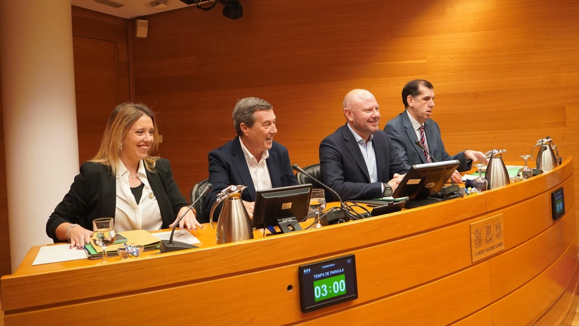 Marciano Gómez (segundo por la izquierda) en la Comisión de Economía de Les Corts