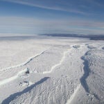 El glaciar Zachariæ Isstrøm en 2016, liberando icebergs de varios kilómetros de longitud en el océano. La fusión de plataformas en el norte de Groenlandia podría contribuir de manera significativa al aumento del nivel del mar. 