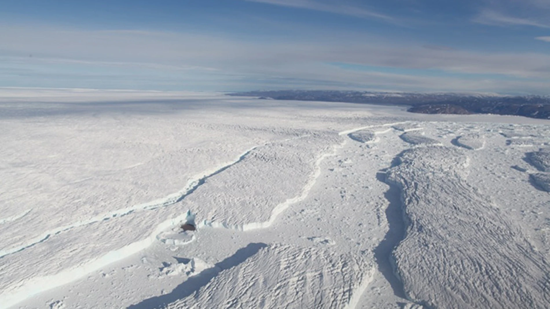 El glaciar Zachariæ Isstrøm en 2016, liberando icebergs de varios kilómetros de longitud en el océano. La fusión de plataformas en el norte de Groenlandia podría contribuir de manera significativa al aumento del nivel del mar. 