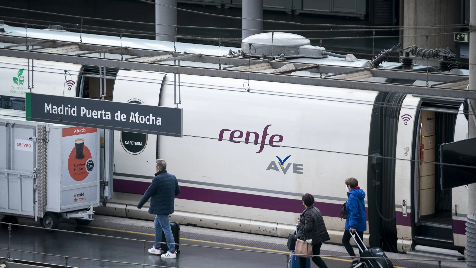 Varias personas en una de las vías de la estación Puerta de Atocha-Almudena Grandes.