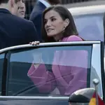 La Reina Letizia con abrigo de rosa. 