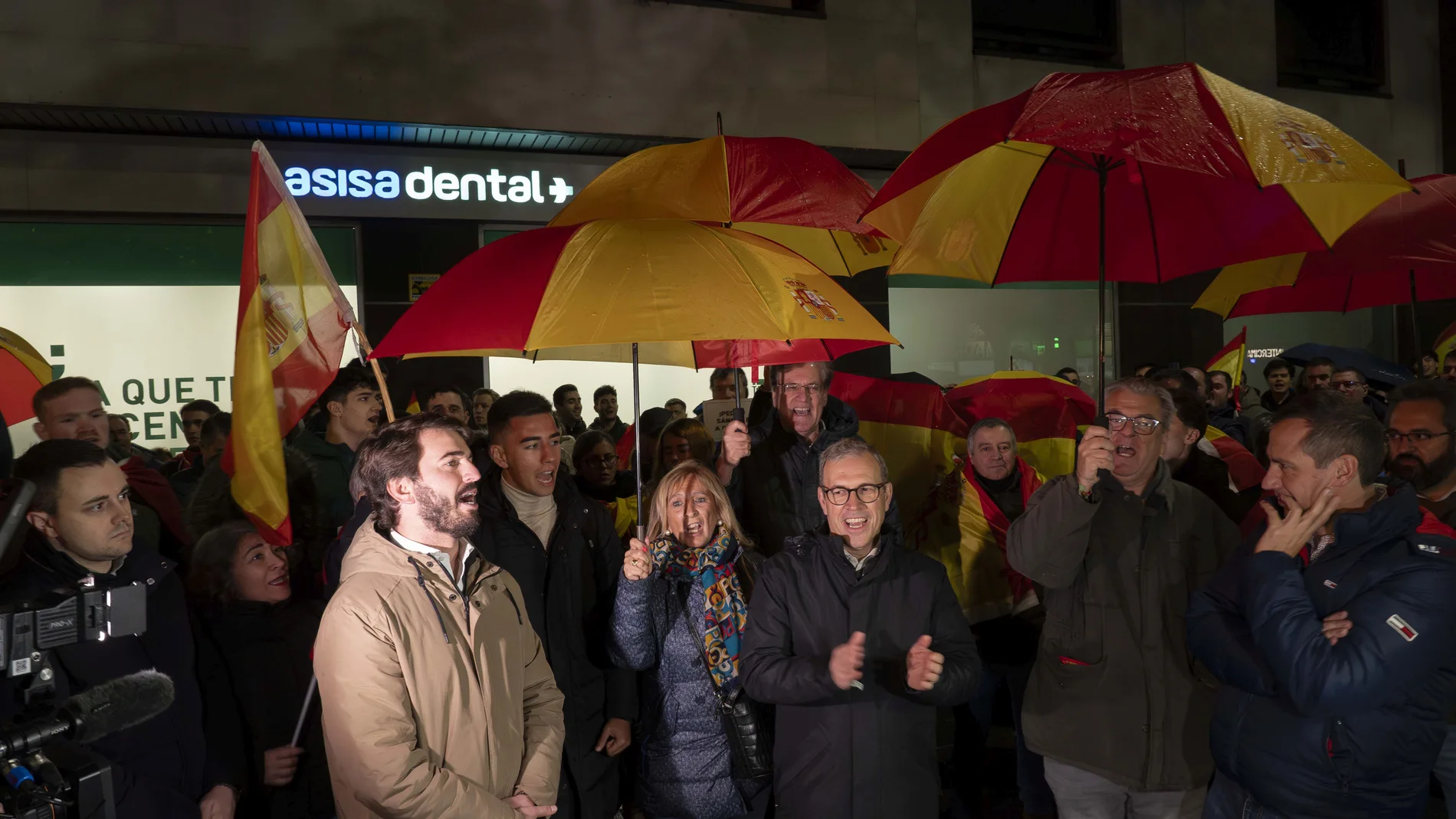 García-Gallardo y Veganzones encabezan la protesta en la sede del PSOE de Valladolid